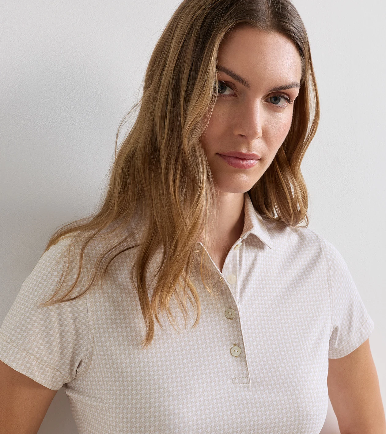 Houndstooth Print Short Sleeve Jersey Polo in LIGHT ELM - Alternate Image 4