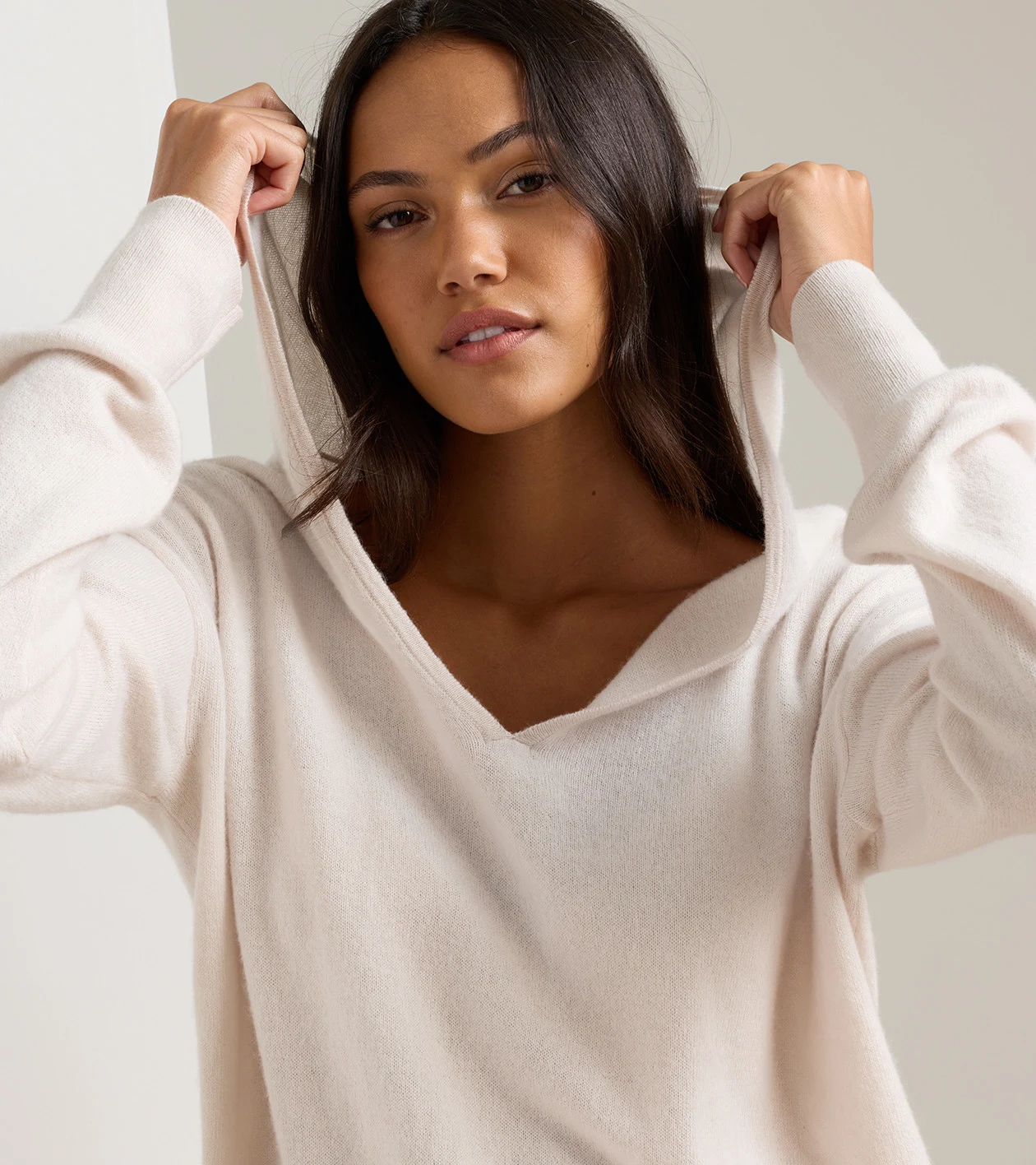 Summer Cashmere Hoodie in White Sand - Alternate Image 4