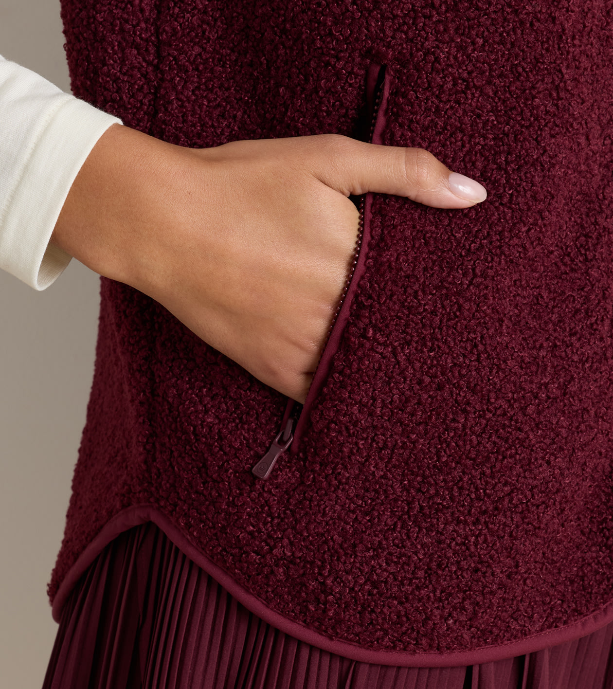 Tilly Bonded Sherpa Vest in OX BLOOD - Alternate Image 3
