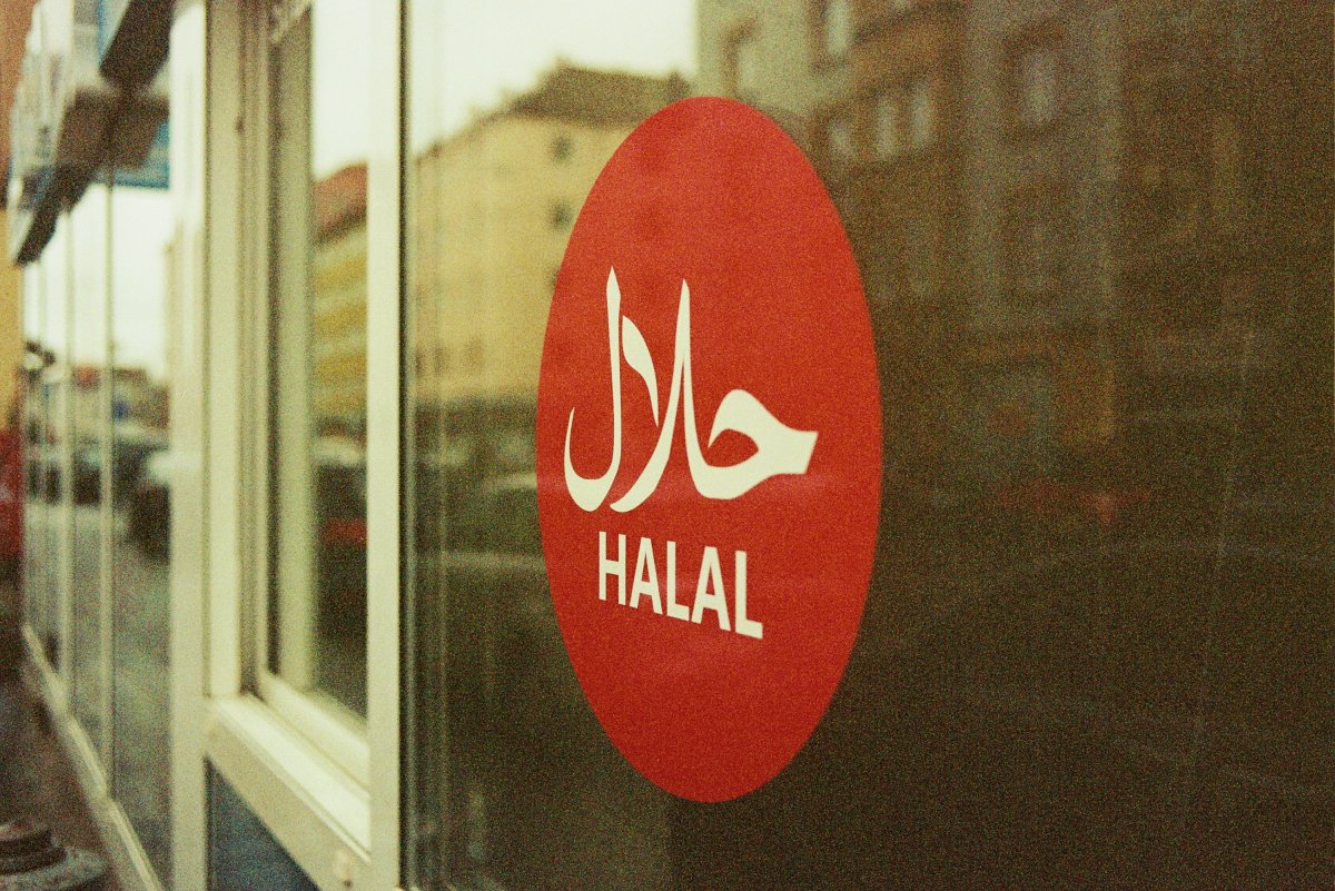 A Simple Guide to Understanding Halal Certificates and Logos