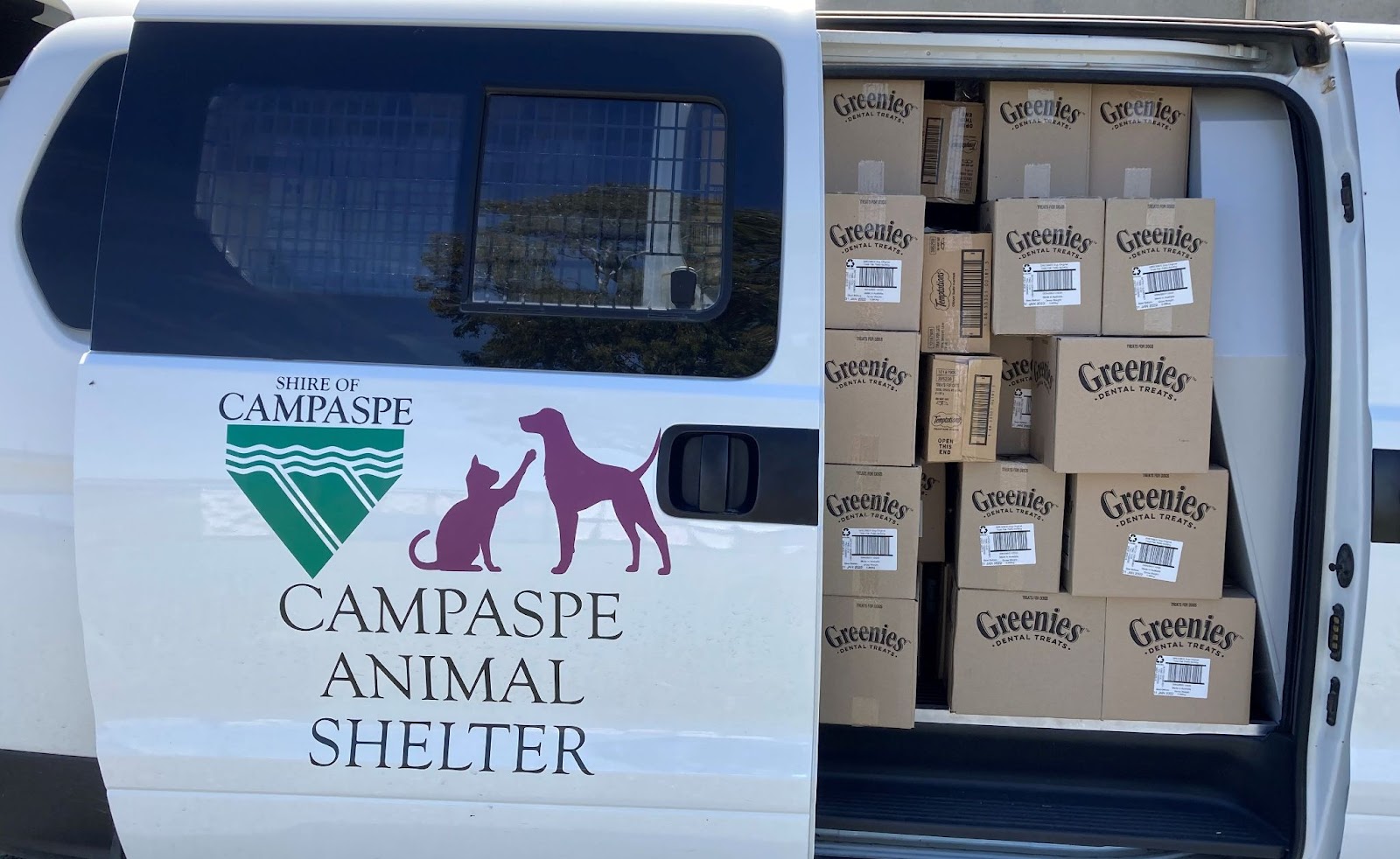 campaspe animal shelter van full of food boxes