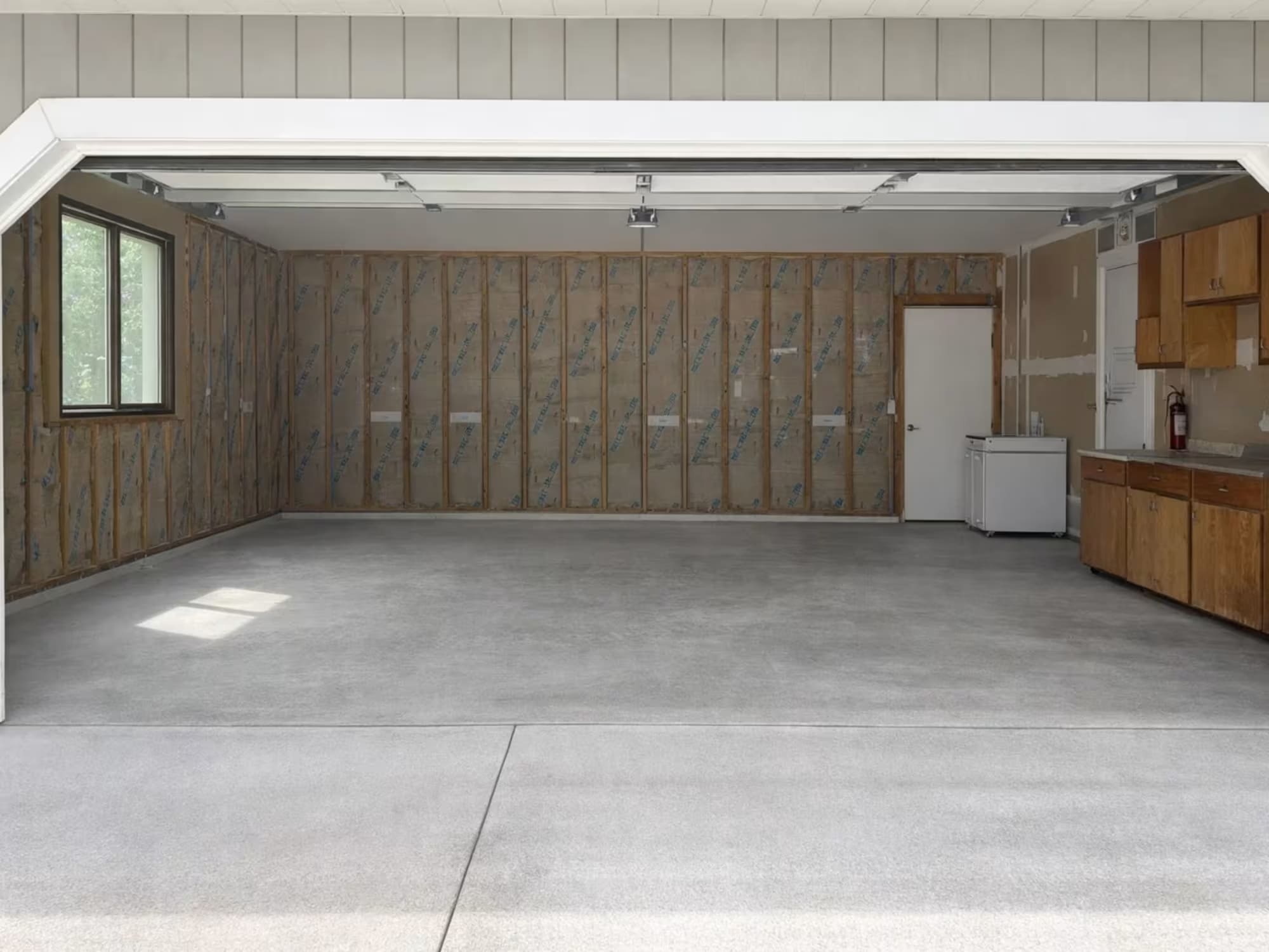 Lakefront Paradise Vacation Home Rental garage