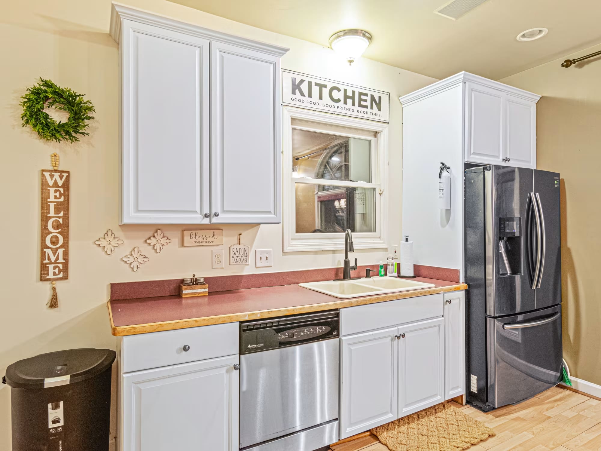 Vacation Home Rental North Georgia Ellijay Majestic Mountain Manor Kitchen Shot 3