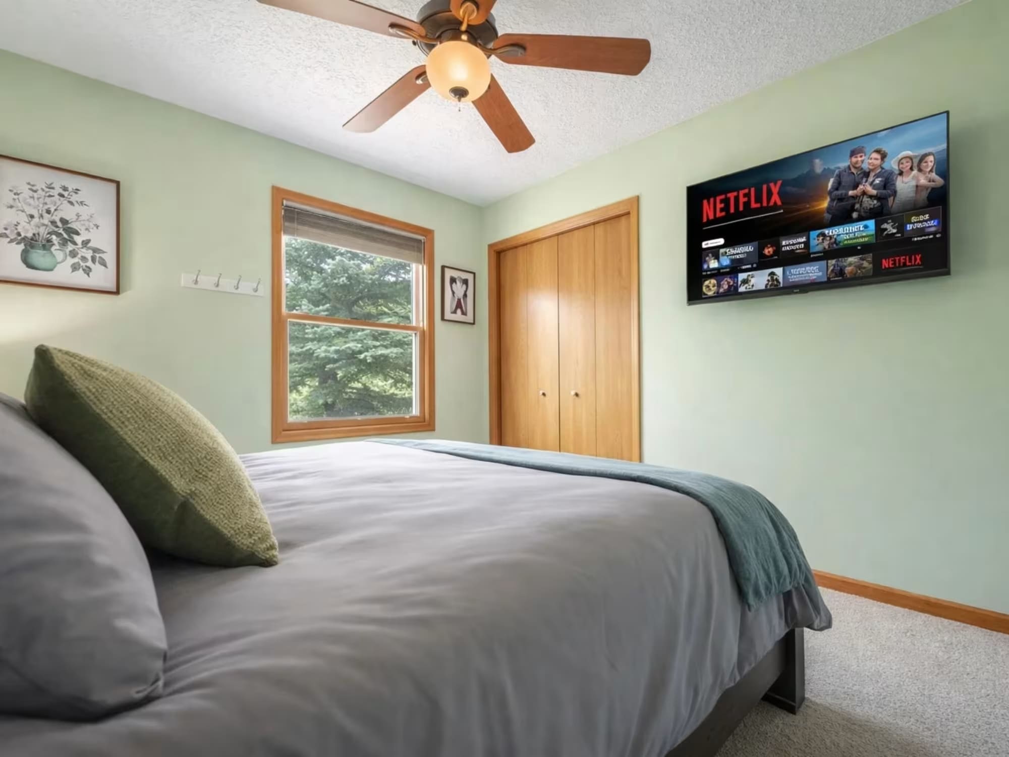 Lakefront Paradise Vacation Home Rental bedroom 3