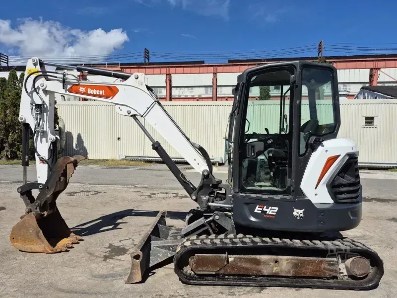 2022 BOBCAT E42: equipment imagery supplied for the Farley Tractor feature