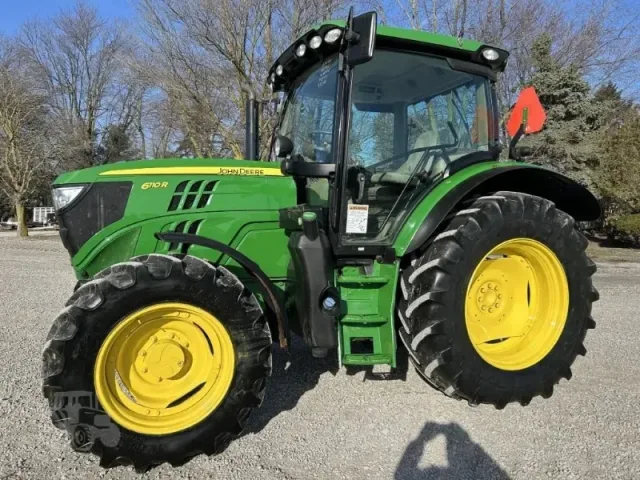 2018 JOHN DEERE 6110R: equipment imagery supplied for the Farley Tractor feature