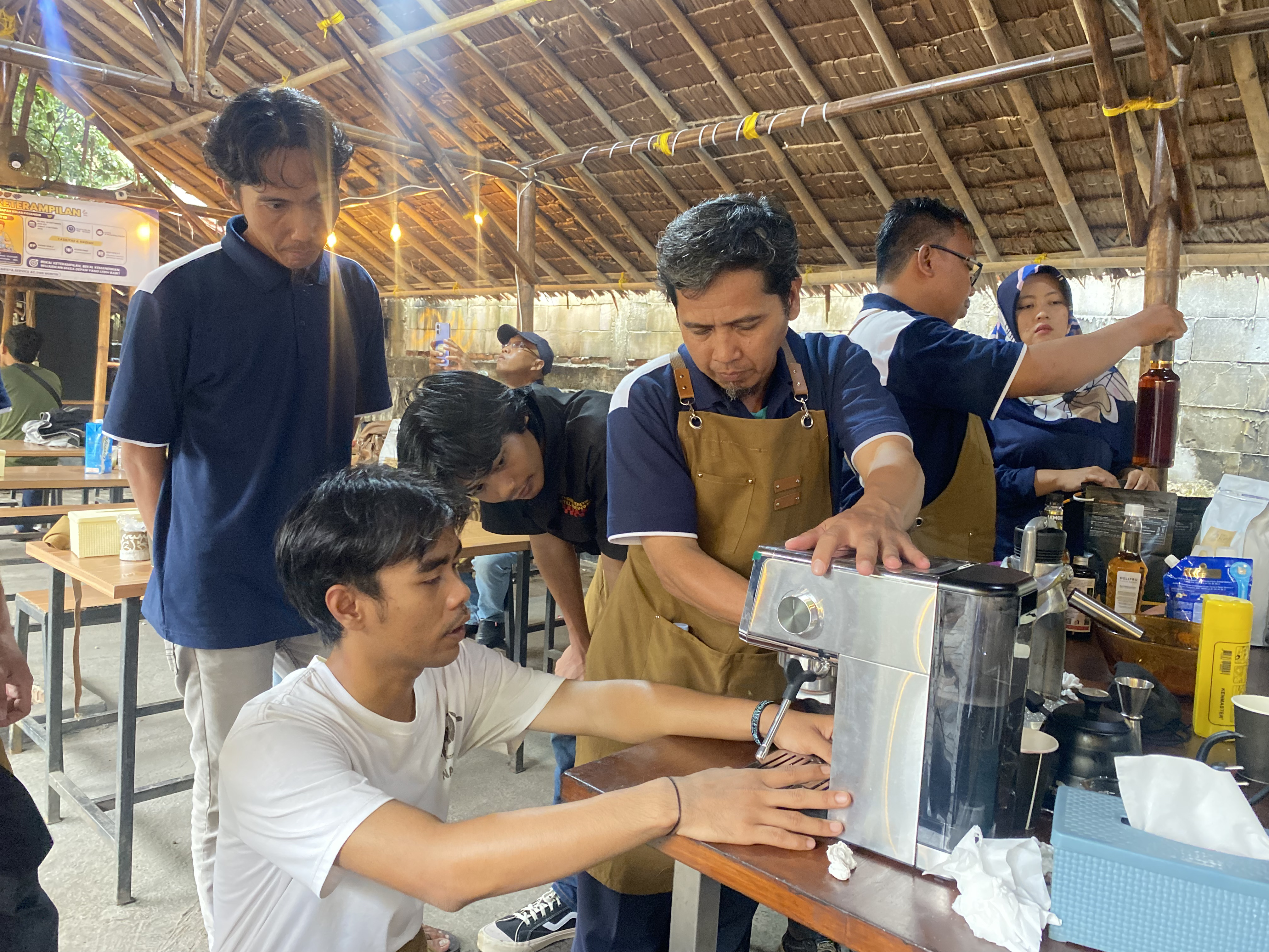 Perdalam Kompetensi Barista, Klien Pemasyarakatan Antusias Praktik Pembuatan Espresso
