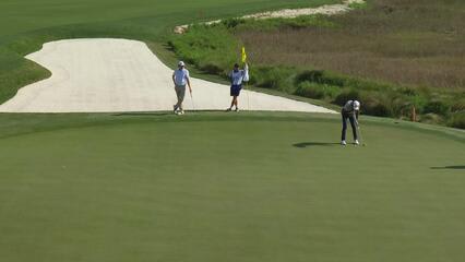 Akshay Bhatia sinks 29-foot birdie putt on No. 18 at RBC Heritage