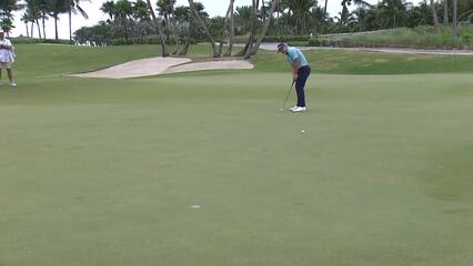 John VanDerLaan bends in long birdie putt at The Bahamas Golf Classic