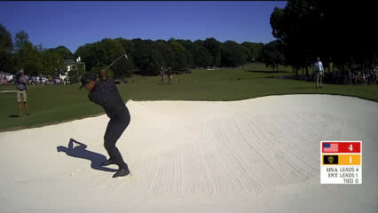 Sebastián Muñoz nearly holes bunker shot and converts birdie at Presidents Cup