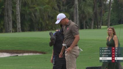 Adam Scott drains 5-foot putt for birdie on No. 16 at Cadillac