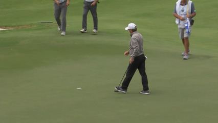 Gene Sauers makes birdie putt at Invited Classic