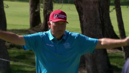 Ken Duke pours in long putt for birdie at Trophy Hassan II