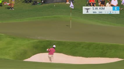 Si Woo Kim sinks 8-foot birdie putt on No. 18 at TOUR Championship