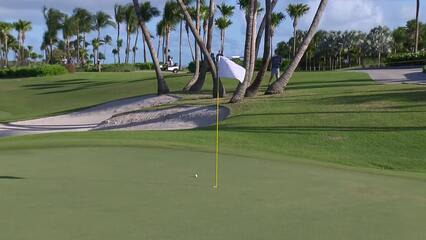 Roger Sloan makes birdie on No. 14 at Bahamas Classic Atlantis
