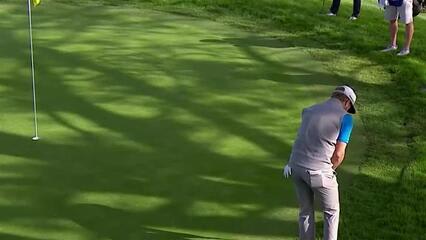 Sebastian Cappelen sinks birdie putt from off the green at Farmers