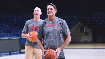 Jim Furyk shoots hoops with former NFL player Chuck Cecil