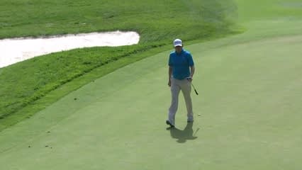 Steve Allan holes long birdie putt at Hotel Fitness