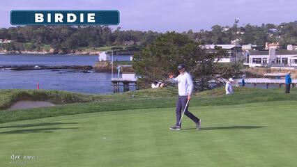 Justin Rose sinks 17-foot birdie putt on No. 4 at Pebble Beach