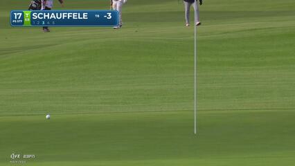 Xander Schauffele holes out 23-foot birdie putt on No. 17 at The Genesis