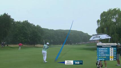 Viktor Hovland sinks 4-foot putt for birdie on No. 13 at Travelers