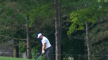 Martin Kaymer chips it close to set up birdie at the Memorial
