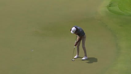 Akshay Bhatia drains 8-foot birdie putt on No. 4 at TOUR Championship