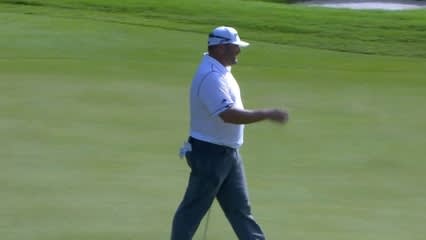 Jason Gore drops in lengthy downhill putt for birdie at CIMB