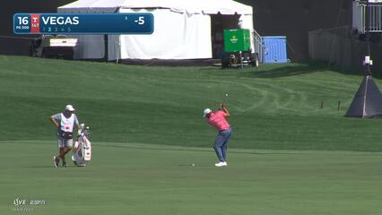 Jhonattan Vegas sinks 6-foot birdie putt on No. 16 at Arnold Palmer