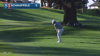 Xander Schauffele sinks 22-foot birdie putt on No. 10 at Pebble Beach