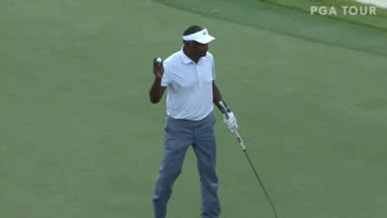 Vijay Singh sinks birdie putt on No. 9 in Round 1 at The Honda Classic