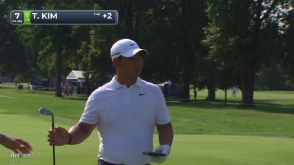 Tom Kim sinks 12-foot putt for birdie on No. 7 at BMW Championship