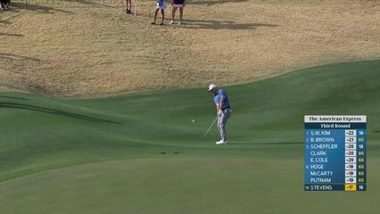 Sam Stevens rolls in 5-foot birdie putt on No. 16 at The American Express