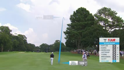 Viktor Hovland holes 44-foot shot for birdie at Tour Championship