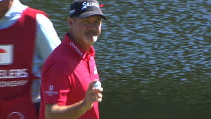 Jerry Kelly chips close for kick in birdie at Travelers
