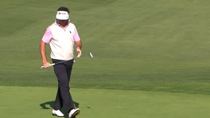 Gonzalo Fdez-Castano drops in a lengthy birdie putt on No. 16 at Farmers