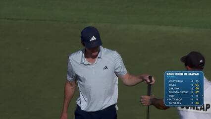 Nick Dunlap sinks 7-foot birdie putt on No. 18 at Sony Open