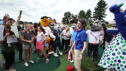 Andrew Loupe takes on Travelers Chipping Challenge at Fan Zone