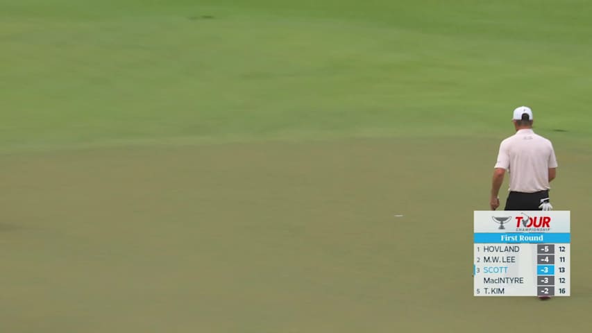 Adam Scott sinks 25-foot birdie putt on No. 14 at TOUR Championship