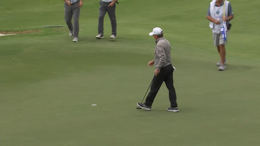 Gene Sauers makes birdie putt at Invited Classic