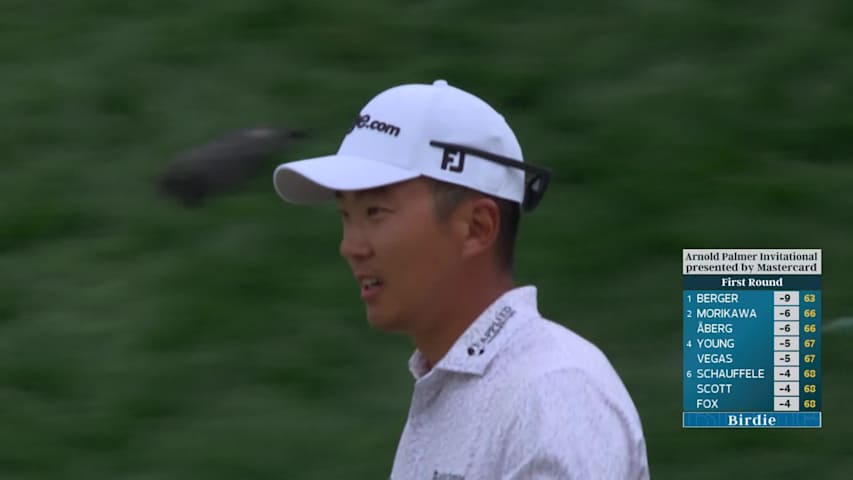 Michael Kim pours in 31-foot birdie putt on No. 18 at Arnold Palmer