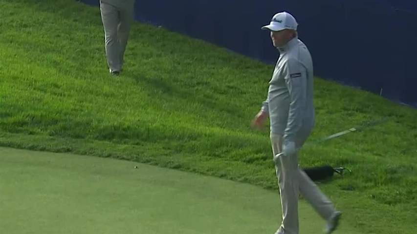 Mark Anderson chips in for birdie at Farmers