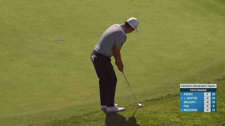 K.H. Lee drains birdie putt from edge of rough at Farmers