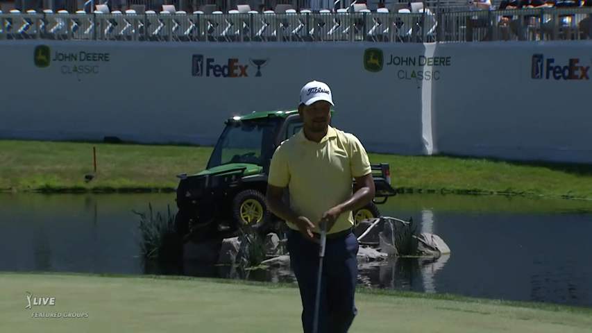 Fabián Gómez sinks a 20-foot birdie putt on No. 18 at John Deere