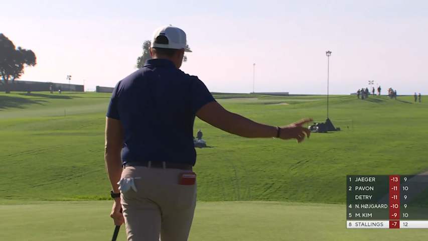 Scott Stallings' 23-foot downhill breaking birdie putt finds the cup at Farmers