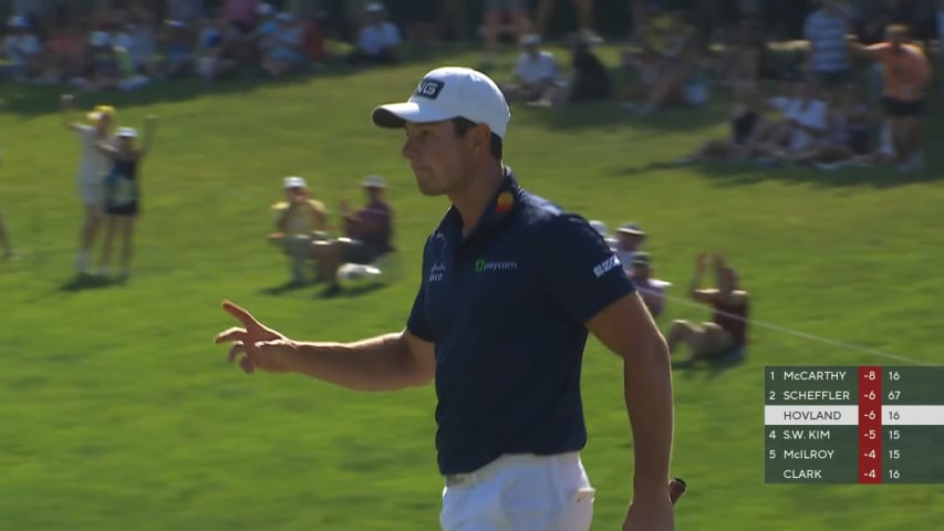 Viktor Hovland sends in 27-footer to get within one of the lead at the Memorial