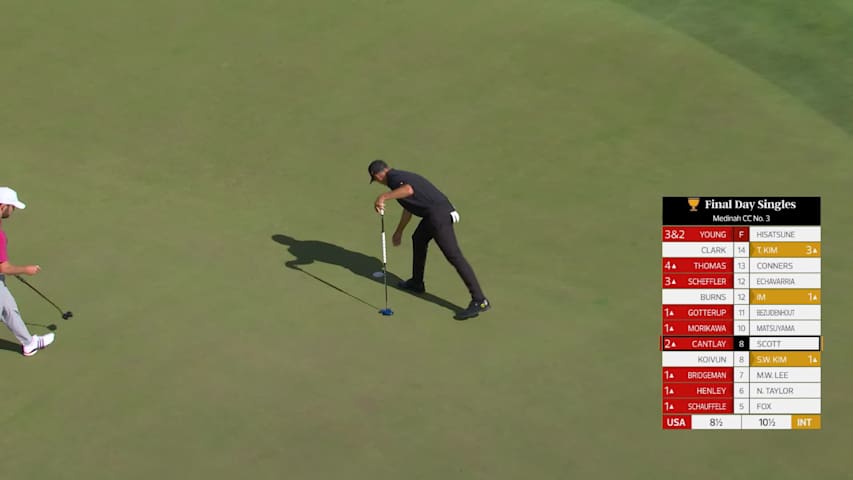 Adam Scott sinks a 21-foot birdie putt on No. 9 at Sunday Singles