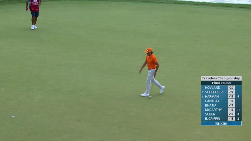 Rickie Fowler sinks 21-foot birdie putt on No. 17 at Travelers