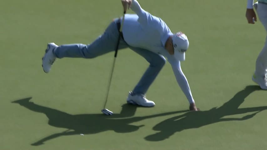 Steve Flesch's birdie putt falls in from the side of the cup at Mitsubishi