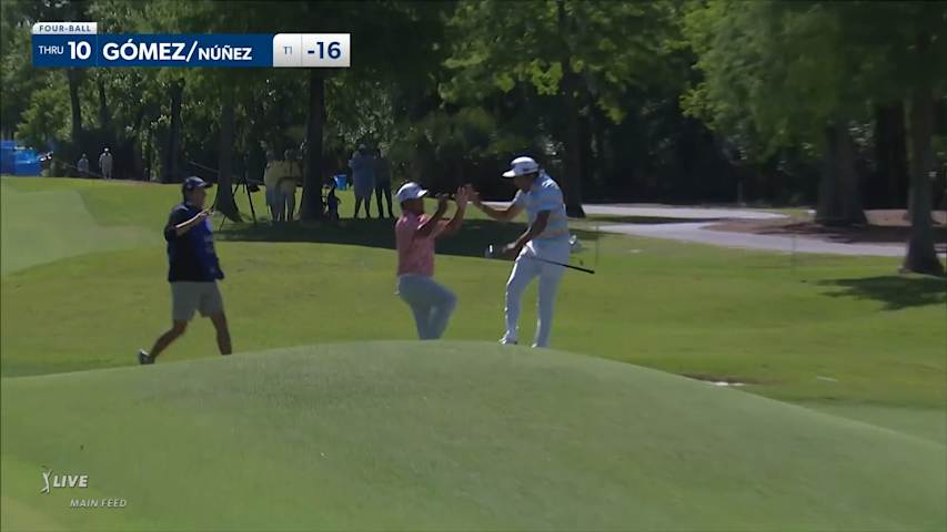 Augusto Núñez chips in for birdie at Zurich Classic
